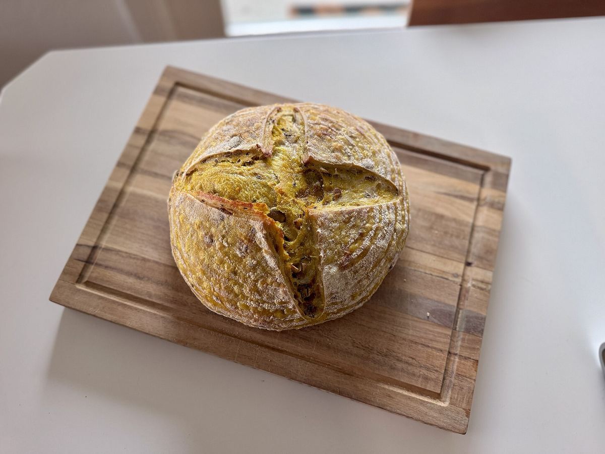 Angeschnittenes Sauerteigbrot mit dunkler Kruste
