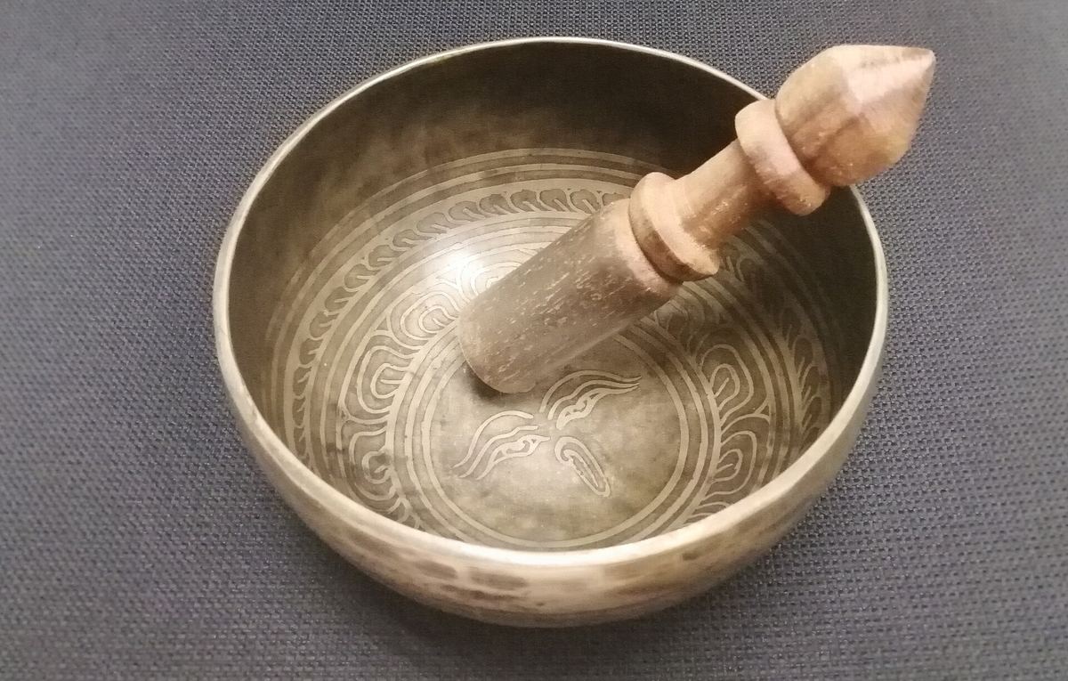 Metallene Klangschale mit Holzschlägel